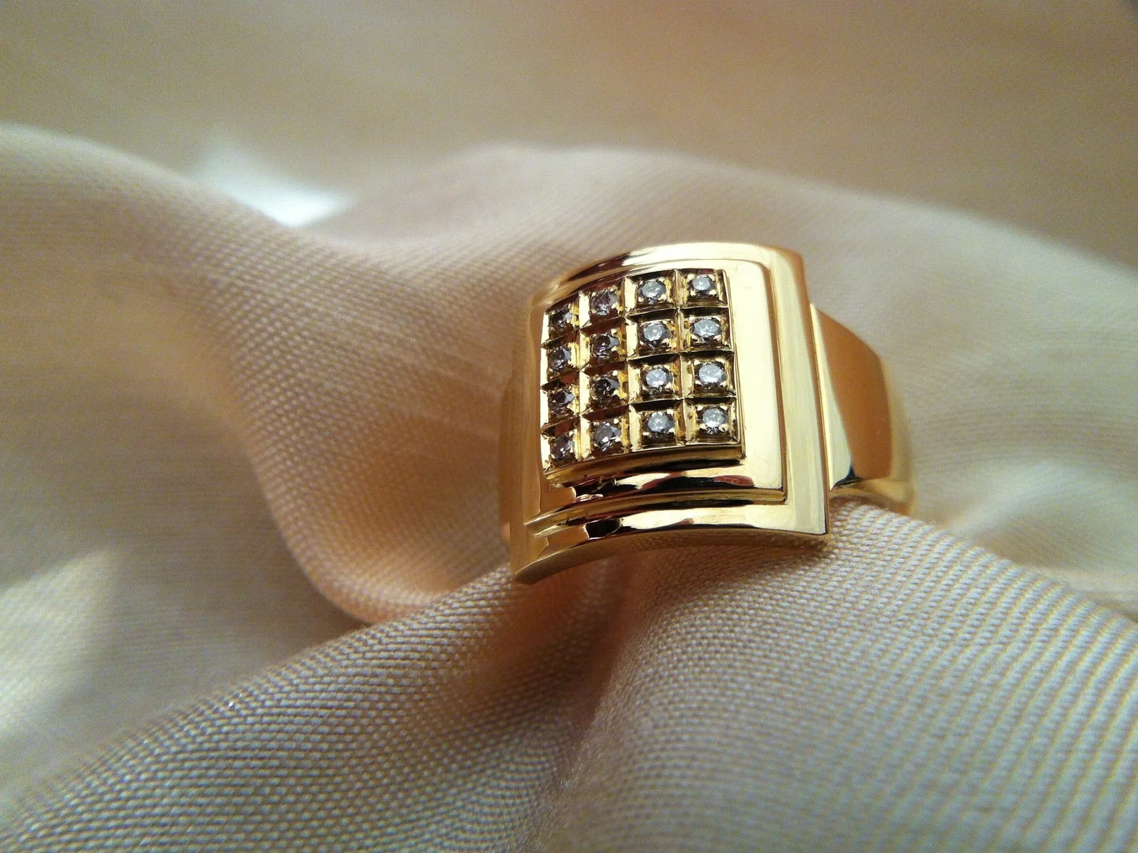 Anillo en oro amarillo y diamantes