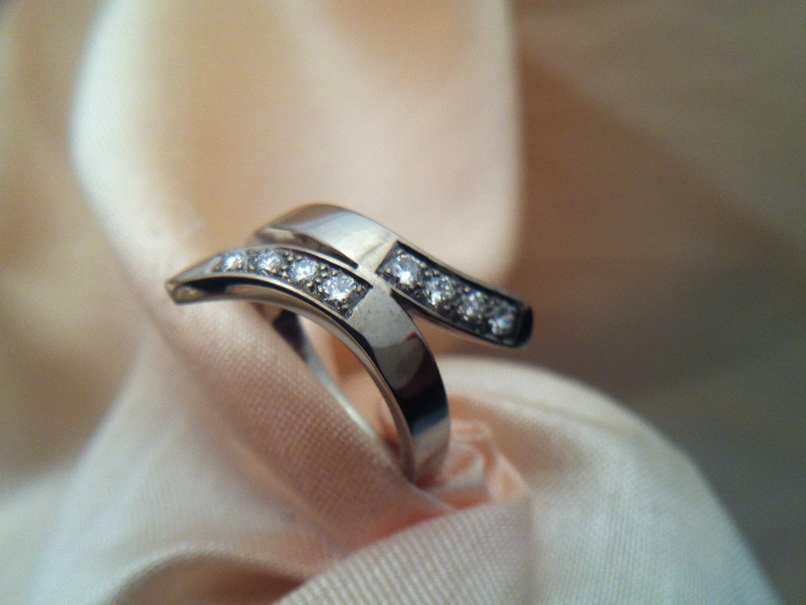 Anillo en oro blanco y diamantes