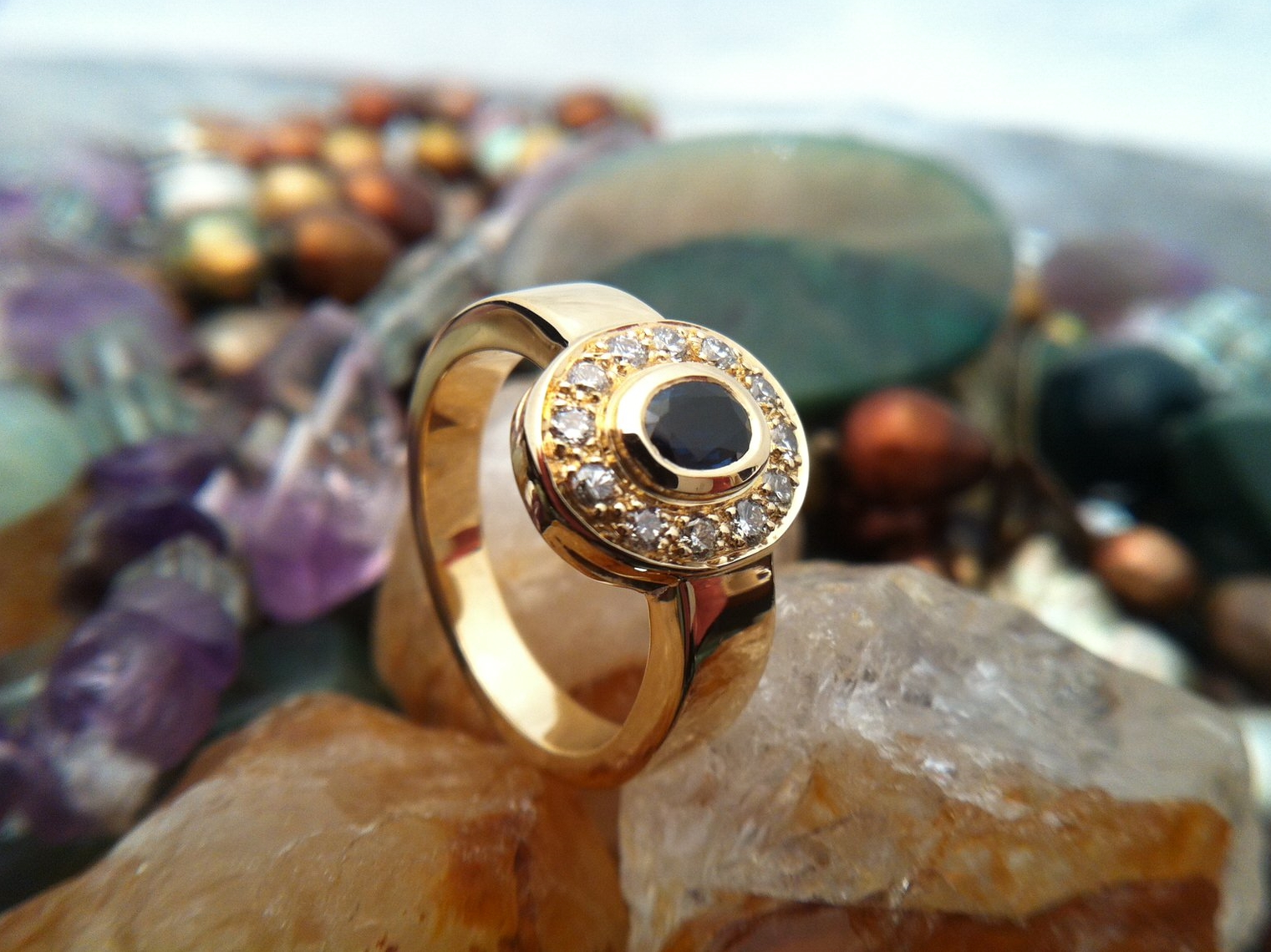 Anillo en oro amarillo con zafiro azul y diamantes