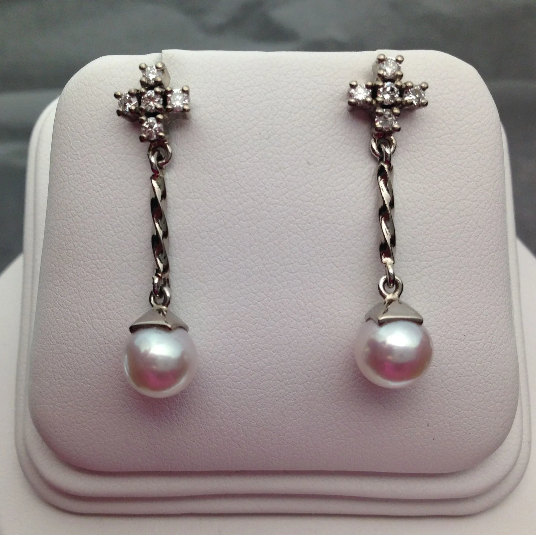 Aros en oro blanco con perlas y diamantes