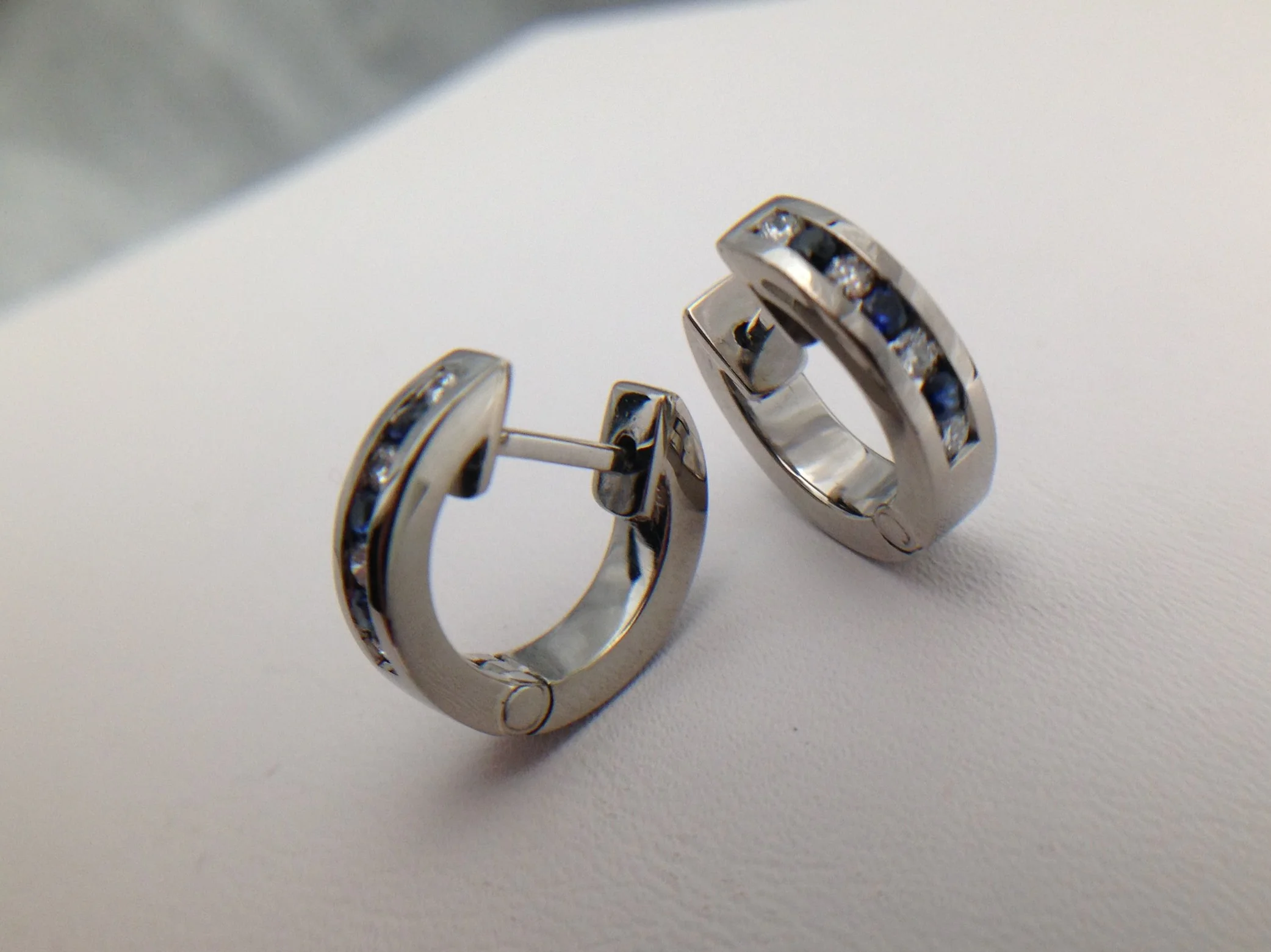 Aros en oro blanco con diamantes y zafiros azules