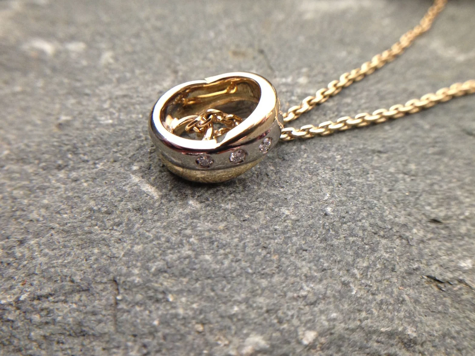 Colgante en oro amarillo y blanco con diamantes