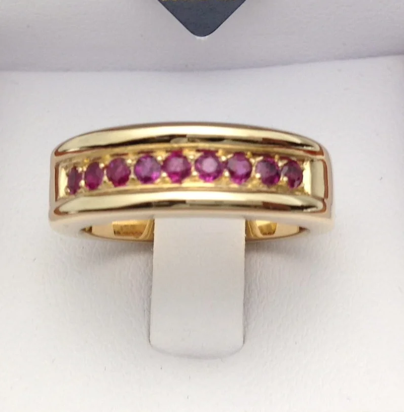Anillo en oro amarillo y rubies