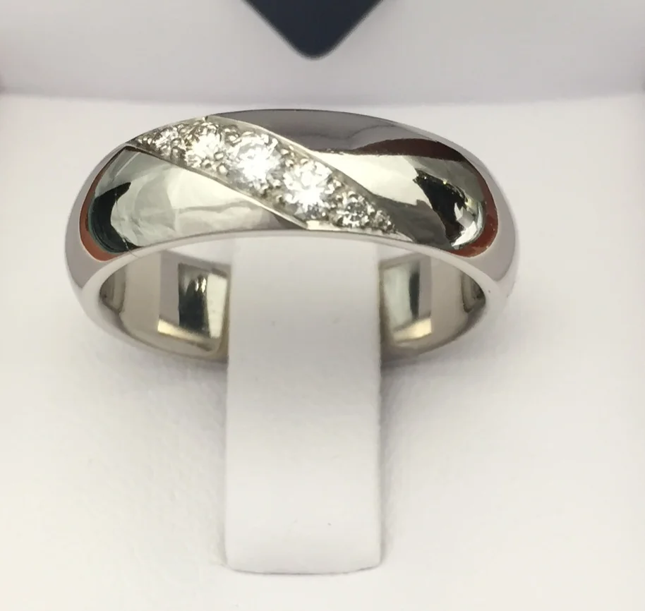 Anillo en platino y diamantes