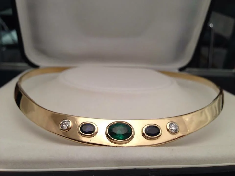 Collar en oro amarillo, esmeralda, zafiro y diamantes