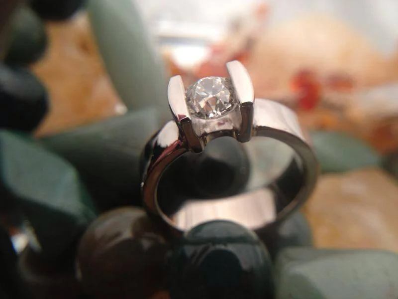 Solitario en oro blanco y diamante