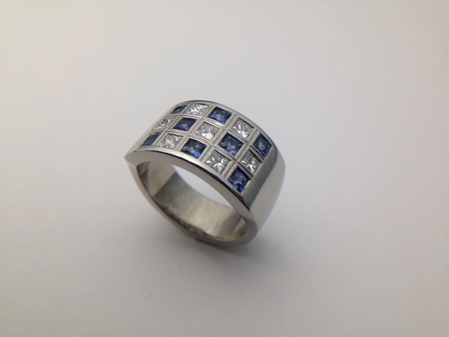 Anillo en oro blanco con diamantes y zafiros 