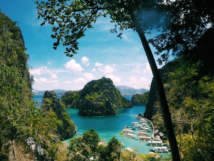 The beauty of Kayangan Lake, with its crystal clear turquoise waters and green hills.