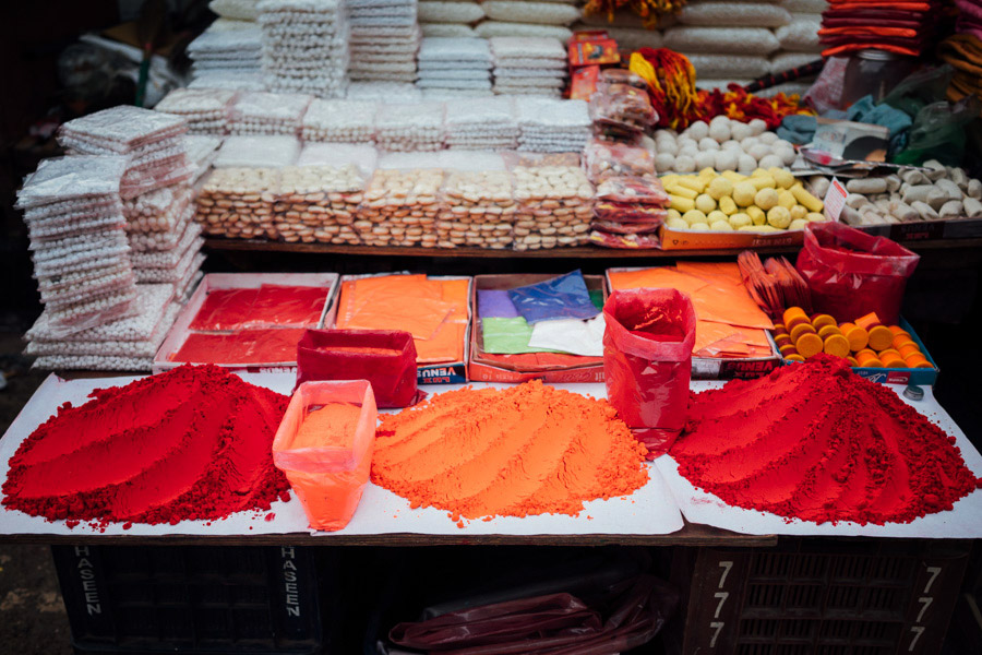  In a spiritual place like Varanasi, you can easily find colorful gulal at the markets. 