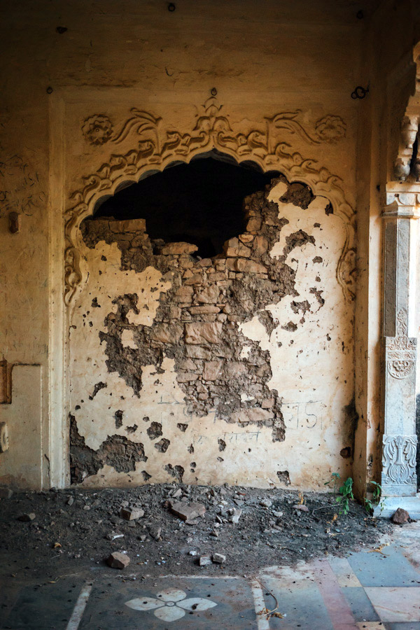  Beautifully broken walls at Taragarh Fort 