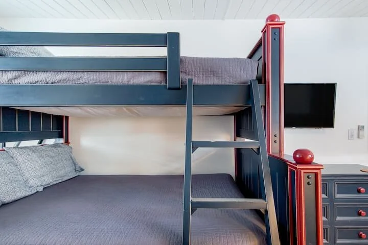 Bedroom 2 - Double bed · 2 single beds · Smart TV · Cable TV · Air conditioning