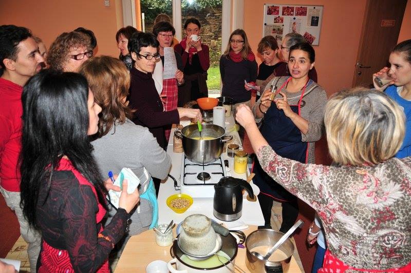 Hemwati teaching cooking according to Ayurveda.