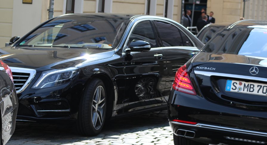 Vozni park skupine Bilderberg v Dresdnu. Foto: Charlie Skelton/Twitter (@deYook)