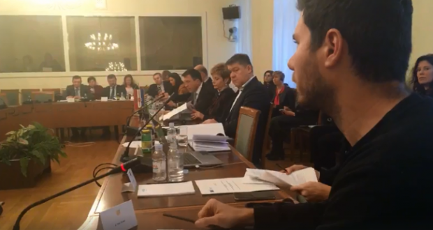 Hrvaški politik ostro komisarju EU: Krivi ste za begunce in finančno krizo