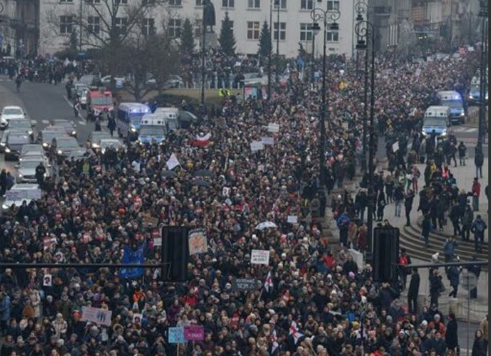 »Kapelice so vaše, maternice so naše!«
