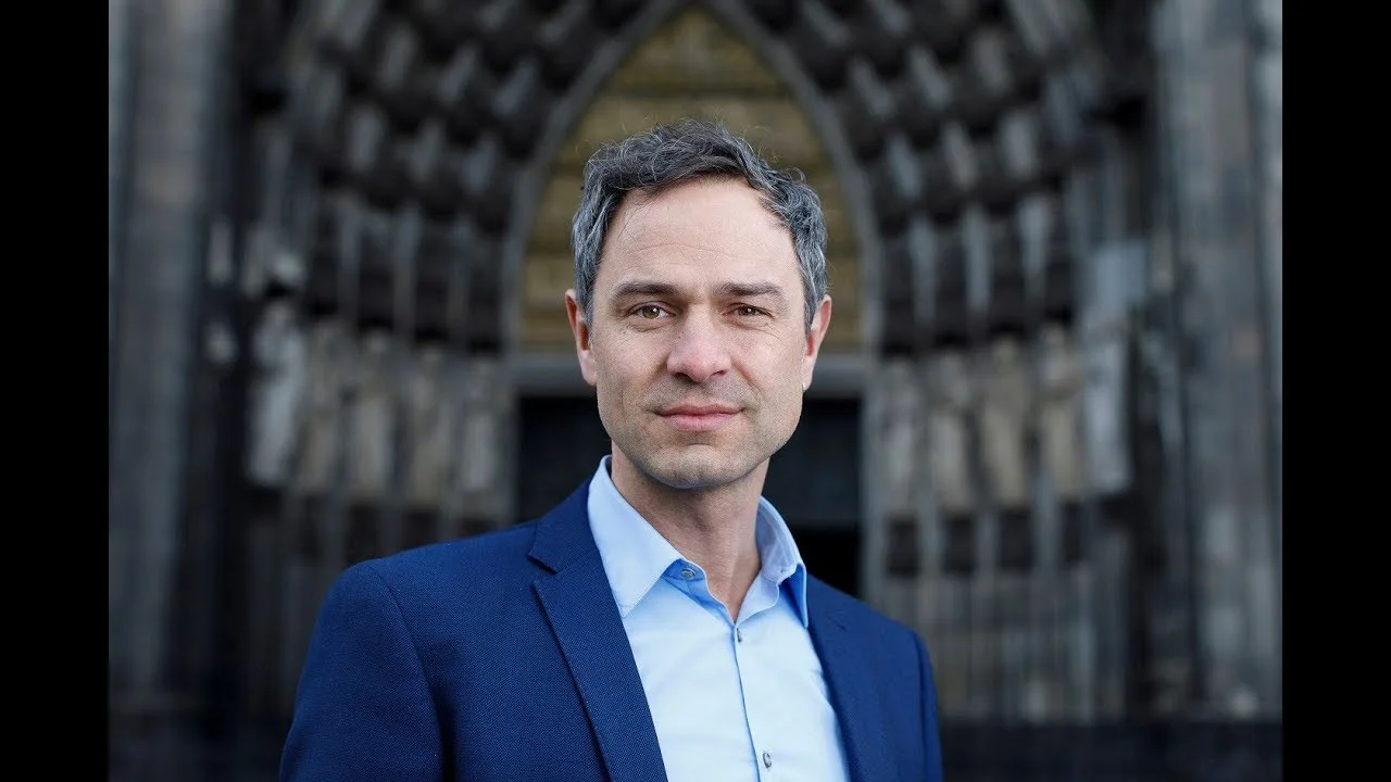 Odstavljen profesor, ki piše o zločinih NATA