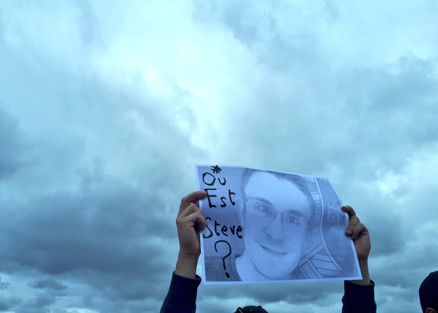 Mrtvi fant Steve kot simbol brutalnosti Macrona