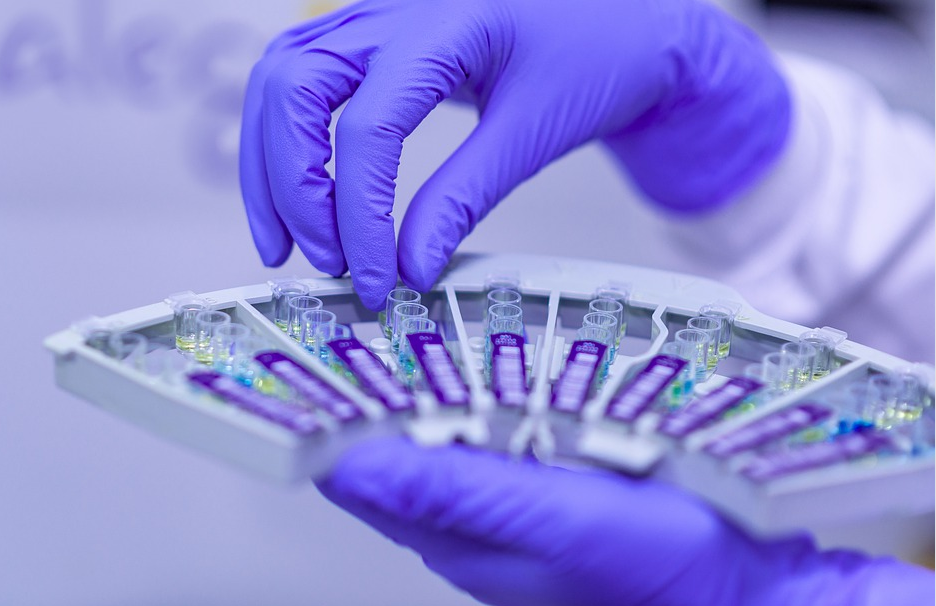 Medicinska revija BMJ: »Covid-19 je politizacija, korupcija, in zatiranje znanosti«