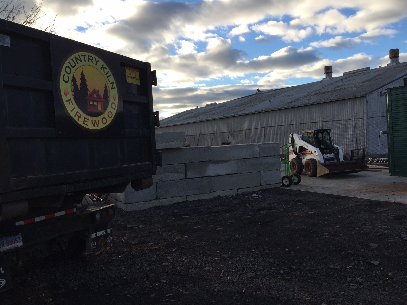 Country Kiln Firewood delivers to all of Connecticut including but not limited to: Fairfield County, New Haven County, New London County, Middlesex County, Litchfield County, Tolland County, Windham County.