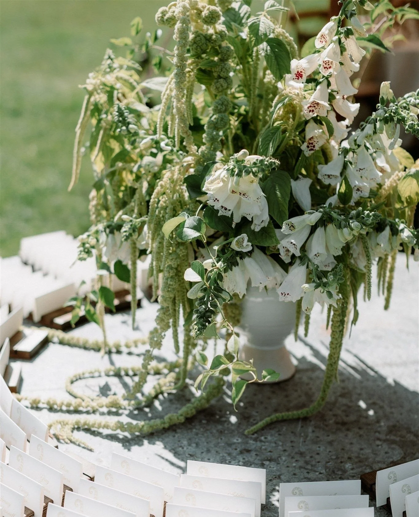 Show stopping floral details from @fieldfloralstudio for this absolute summer stunner 💞
E&S
Planning + Design: @afamilyaffairmaine
Venue: @thebarnatflanaganfarm
Catering: @bigtreecatering
Private Chef: @maineweddingprovisions
Photo: @ala