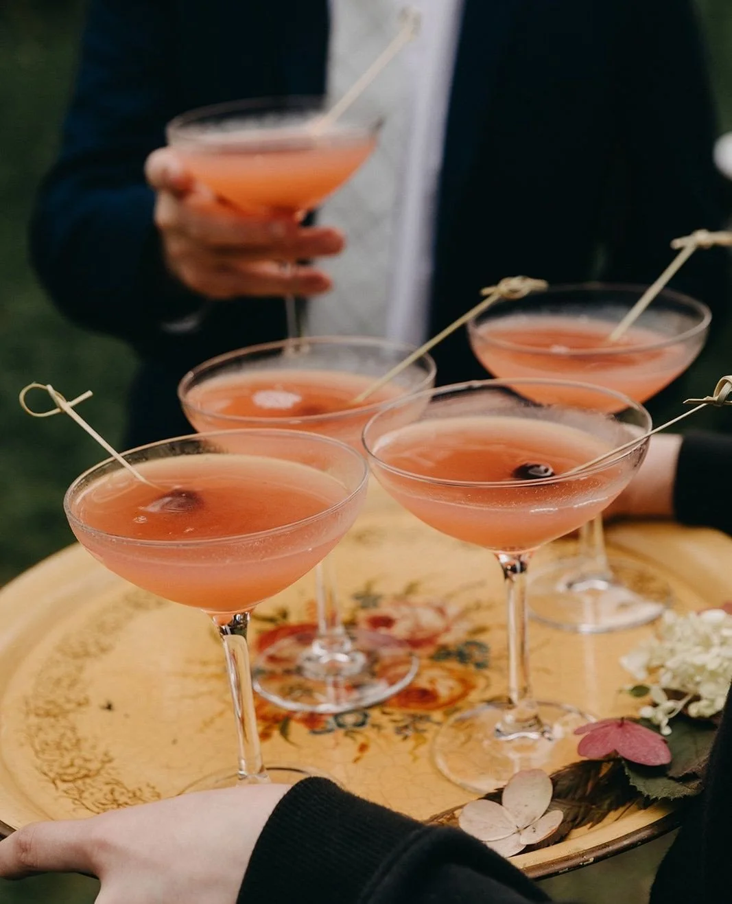 Warm fall tones and moments for this perfect late summer celebration ✨️
T&C
Photo: @emilydelamater
Planning & Design: @afamilyaffairmaine
Catering: @lake.and.co
Florals: @freshpickins
Beauty: @lisa_napoleone & @lindseylgreen
Cere