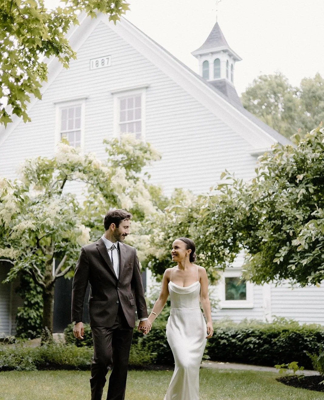 October on the calendar but sweet summer moments like these forever 💛
E&R
planning: @afamilyaffairmaine
photo: @michellekmartinphoto
catering: @thebirdandco, @merepoint_oyster
lighting: @griffingriffinlighting
hair + makeup: @hairetcport