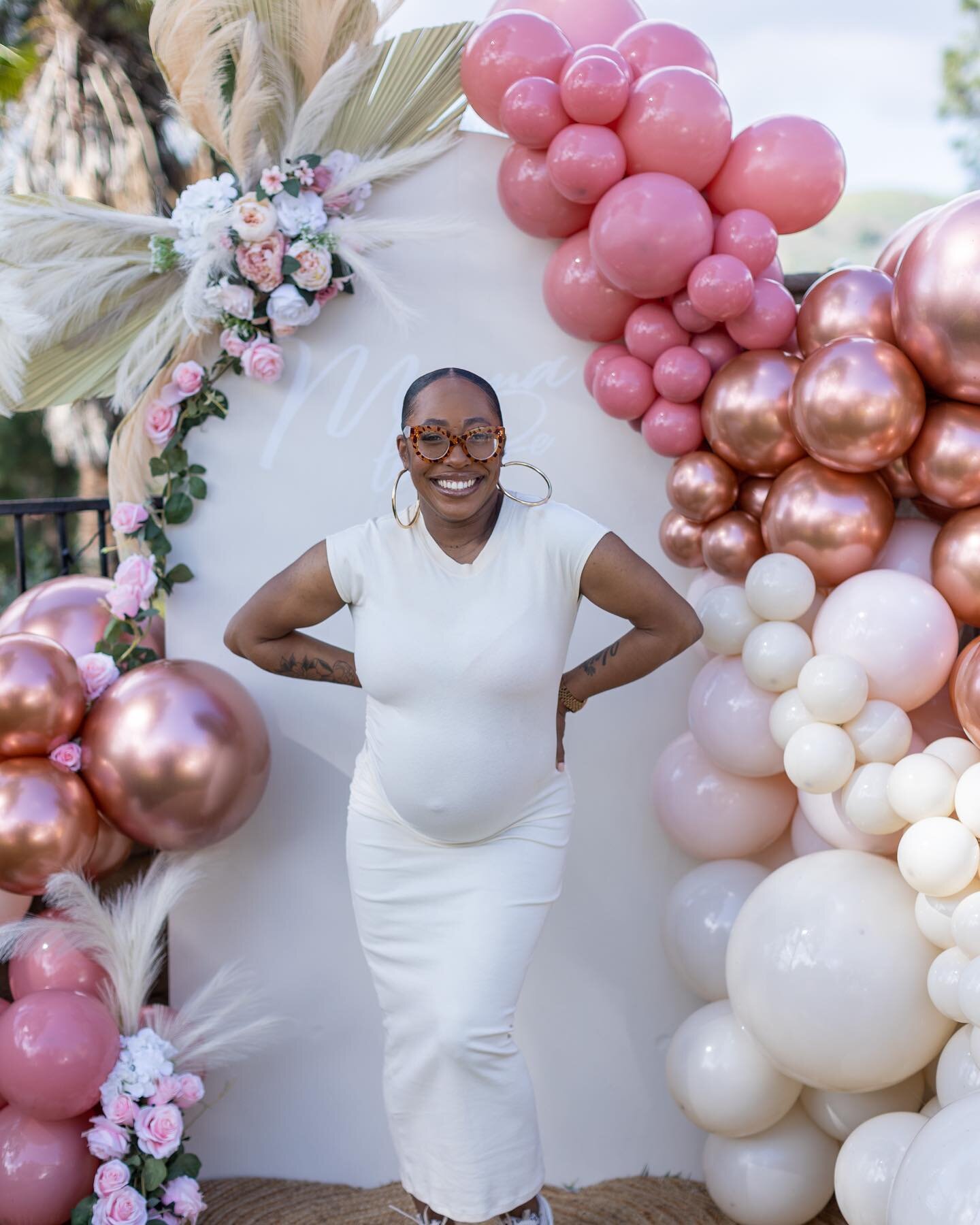 F E B R U A R Y&rsquo; S  L O V E 🤍
.
Highlights with beautiful mommy to be. 

&bull;Backdrop
&bull;Centerpieces
&bull;Floral arrangements
&bull;Balloon Decor