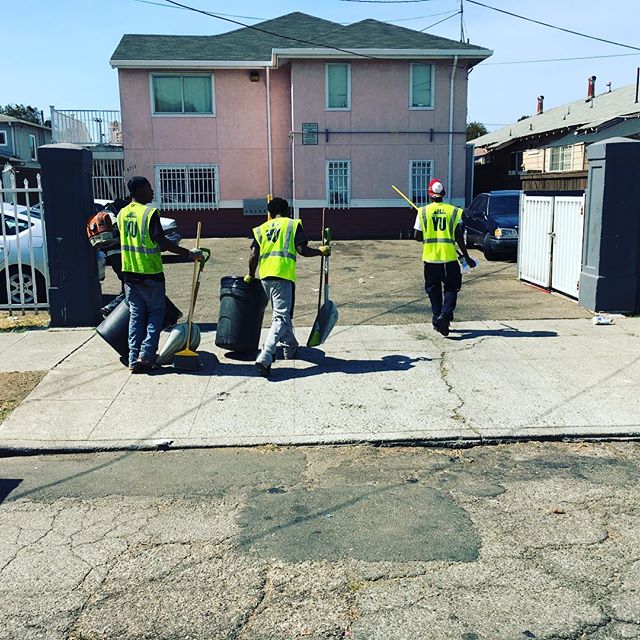 . @yu_green_oakland , Youth UpRisings landscaping social enterprise at one of their 50 site visits per week. Summer is hot in #Oakland ! #socialenterprise #bayarea @youthuprising @libbyschaaf