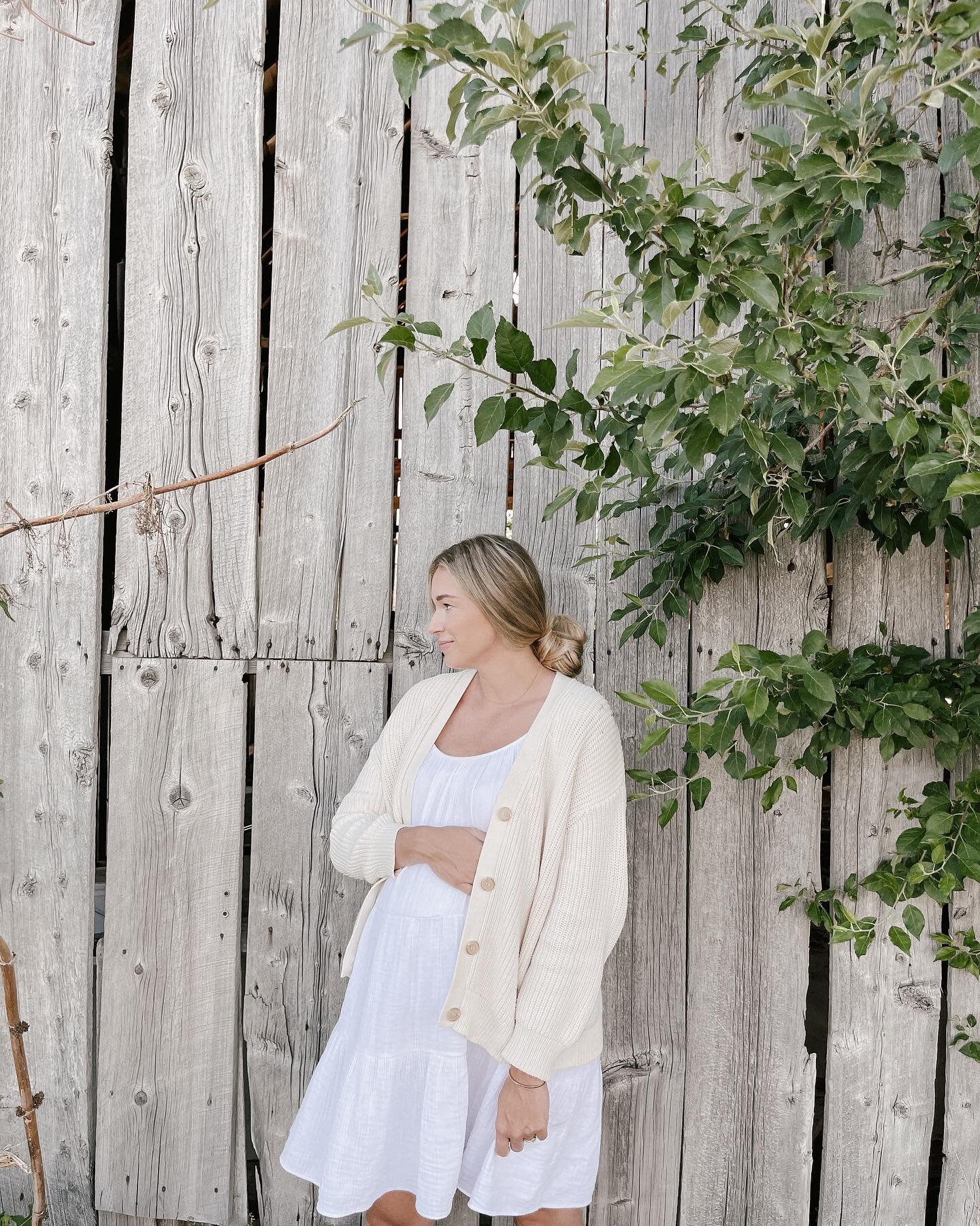 34 weeks pregnant and living in this cotton cocoon cardigan from @jennikayne 🕊 the perfect staple for all seasons.
Use code &lsquo;mandi15&rsquo; for a discount 
#jennikaynepartner #jennikayne