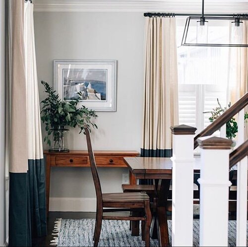 It ALWAYS rings true that drapes transform a space and this before and after by @grayoakstudio is no exception. Such a beautiful dining room design done by this fantastic team in Massachusetts. 👊🏼 Be sure to visit their inspiring feed to see the be