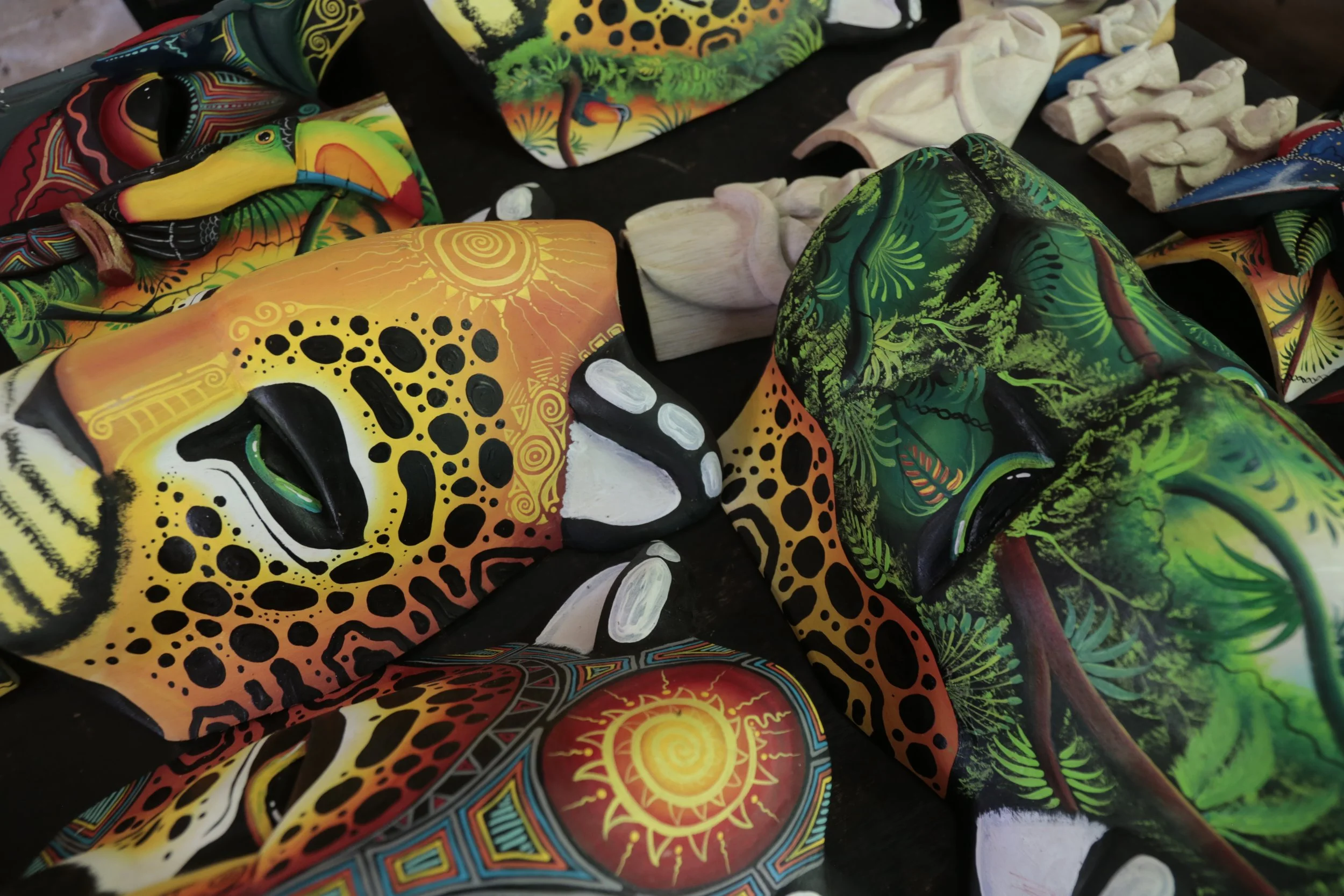  Utilizadas en danzas tradicionales y ceremonias rituales, estas máscaras representan la conexión del pueblo Boruca con sus antepasados, los espíritus de la naturaleza y las fuerzas cósmicas que rigen el universo. 