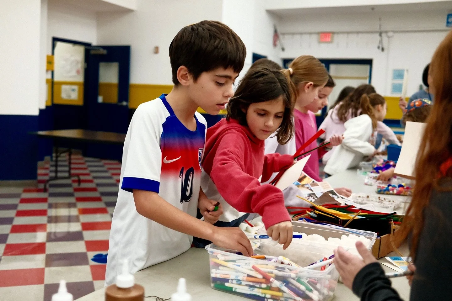 Inspired by Israeli artist Hanoch Piven, Sulam@JDS students, alongside their peers, explored creativity through faces made of everyday objects. The results were as unique as the student creators themselves. 

📸 @jrushphoto 

#jewisheducation #commun
