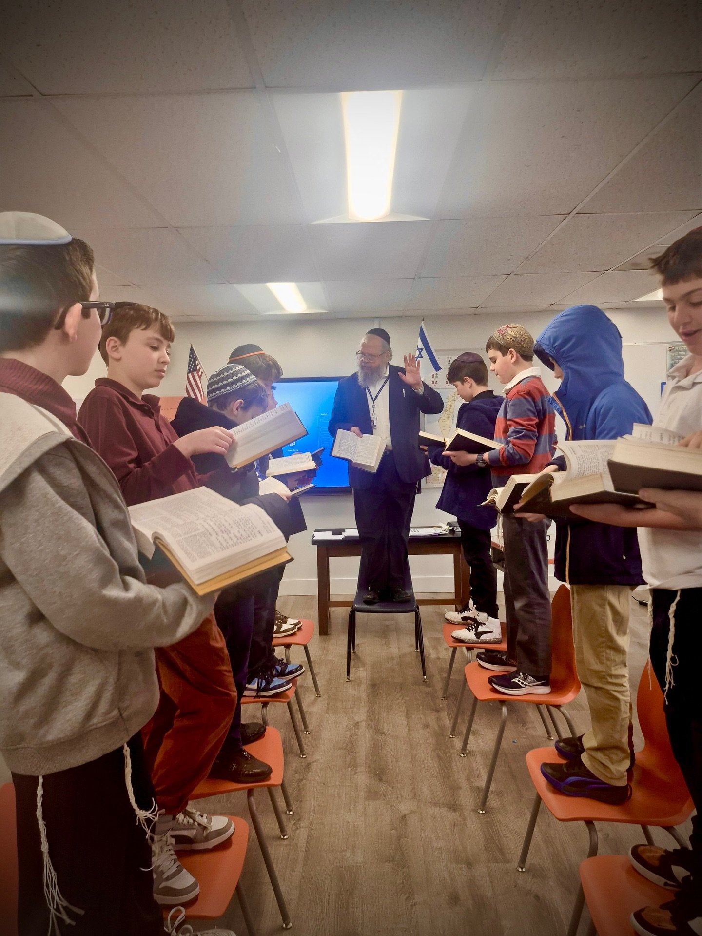 At @bermanhebrewacademy , Torah Learing is brought to life. Here Rabbi Chinn helps students step into the story of Kriyat  Yam Suf - parting of the split sea and Sulam students are included in the journey.

#inclusion #jewisheducation #inclusiveeduca