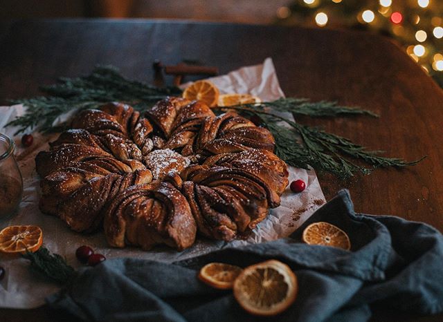 Woke up this morning feeling extra festive. It&rsquo;s my last day of work before maternity leave. Gifts are wrapped, tea is brewing, and Im dreaming about this beautiful Chai Spiced Sourdough Star Wreath I made last season. Only 18 more days until t