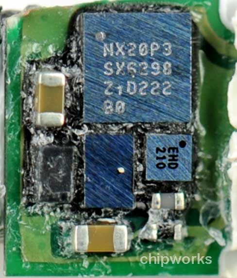 ¿Puedes ver la diferencia?  Este es el chipset original de Apple MFi (Imagen cortesía de www.chipworks.com)