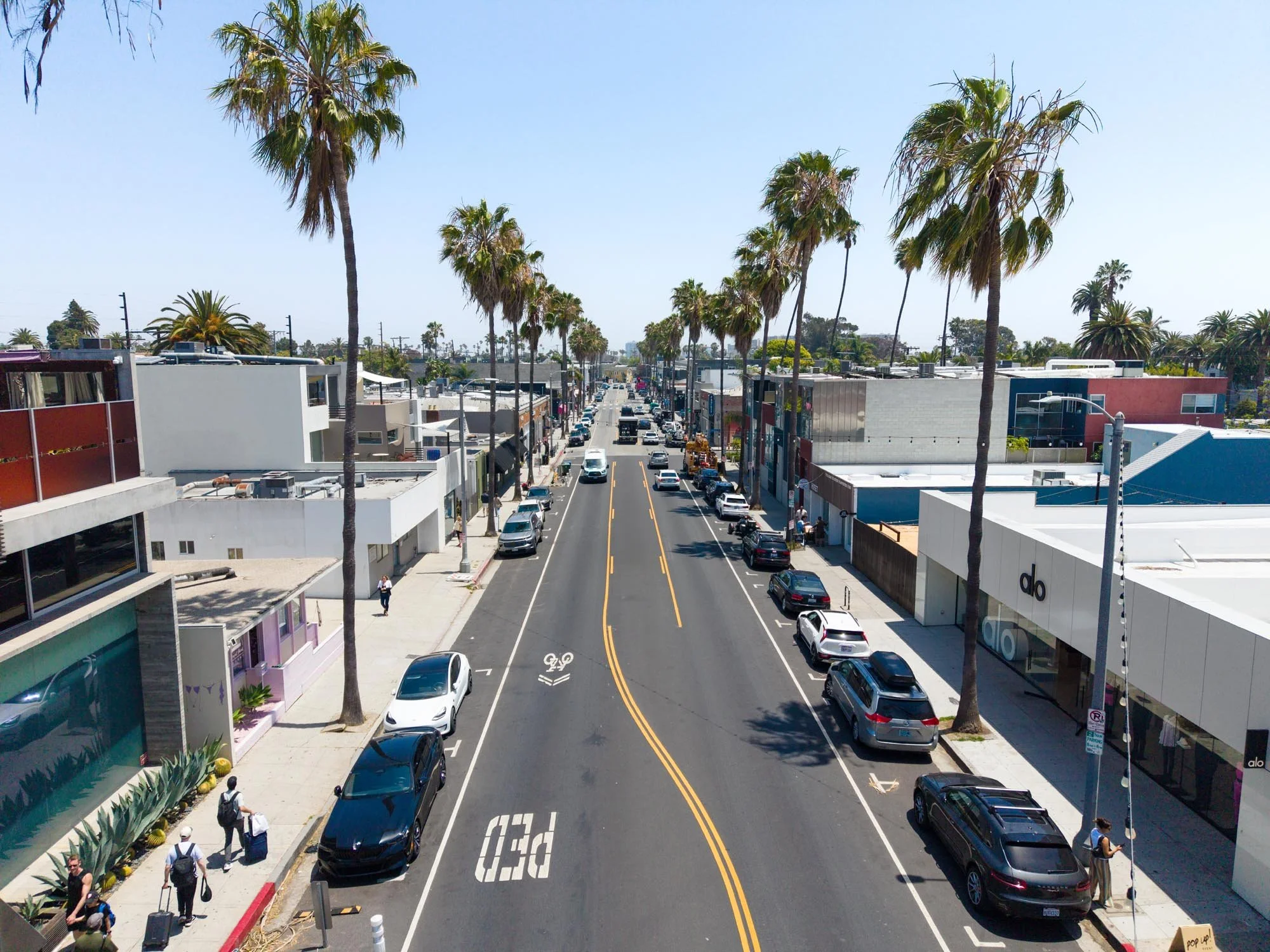 8.0 Abbot Kinney - Street Scene Looking East .jpg