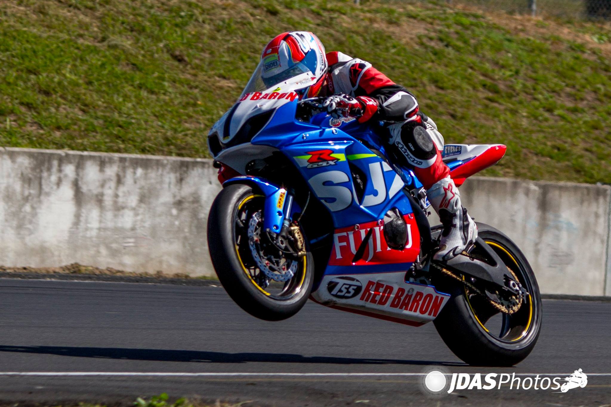 2016 NZSBK champion, Sloan Frost, putting the hammer down. Photo credit: JDAS Photos
