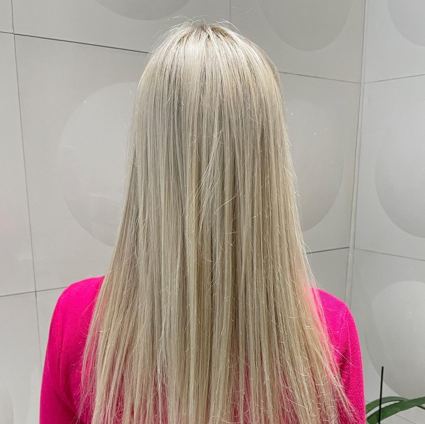 Sublimes m&egrave;ches r&eacute;alis&eacute;es par Luisa, et brushing by Cl&eacute;mentine ✨

Swipe &agrave; droite pour d&eacute;couvrir l&rsquo;avant.

#19thavenue #shinebright #haircolour #haicare #hairdresser #geneva #colourexpert #instahair #bea