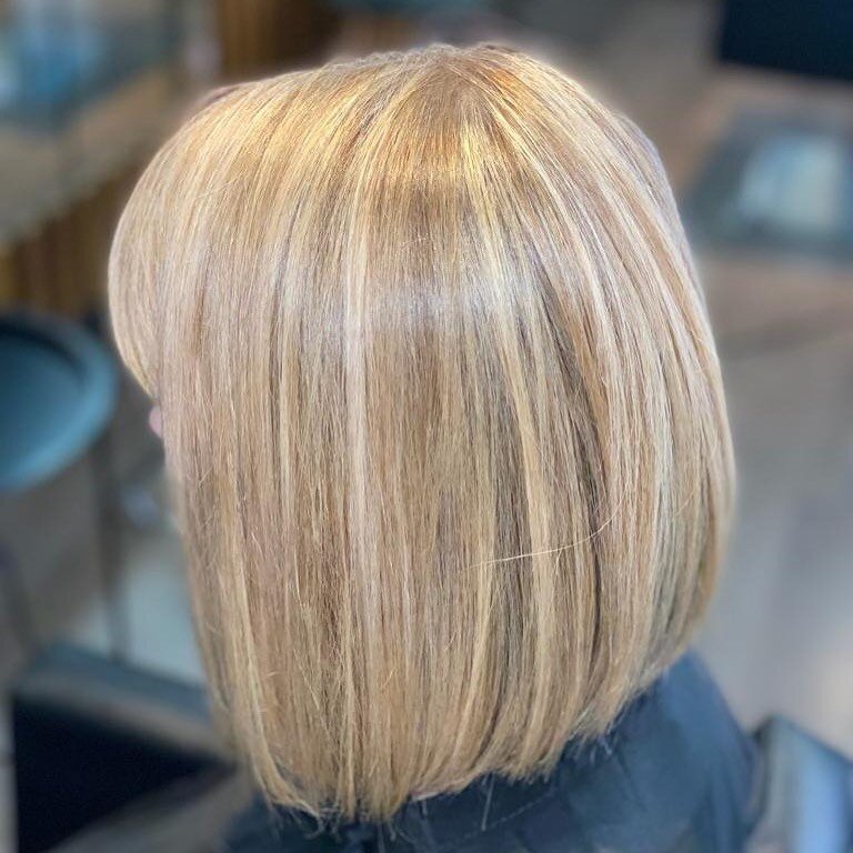 Sublime balayage avec un subtil travail de contraste entre m&egrave;ches fonc&eacute;es et claires, pour un r&eacute;sultat naturel et lumineux.
Sign&eacute; Alycia ⚡️

#19thavenue #shinebright #haircolour #haicare #hairdresser #geneva #colourexpert 