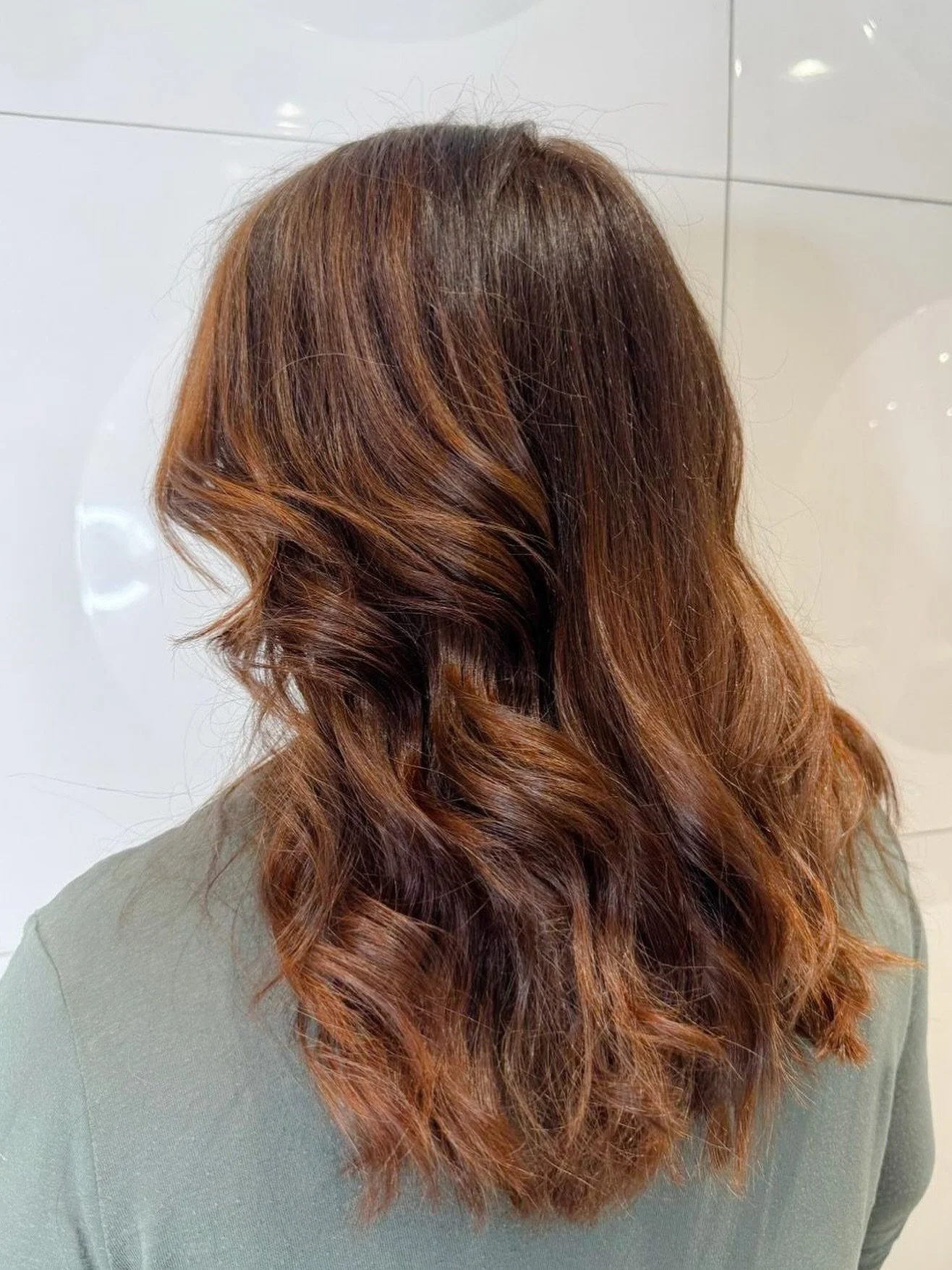 Couleur personnalis&eacute;e de la racines &agrave; la pointe avec placement de couleur pour cr&eacute;er de la profondeur + coupe et brushing. 
Ce magnifique travail a &eacute;t&eacute; r&eacute;alis&eacute; par Christophe ✨

19th Avenue coiffure 

