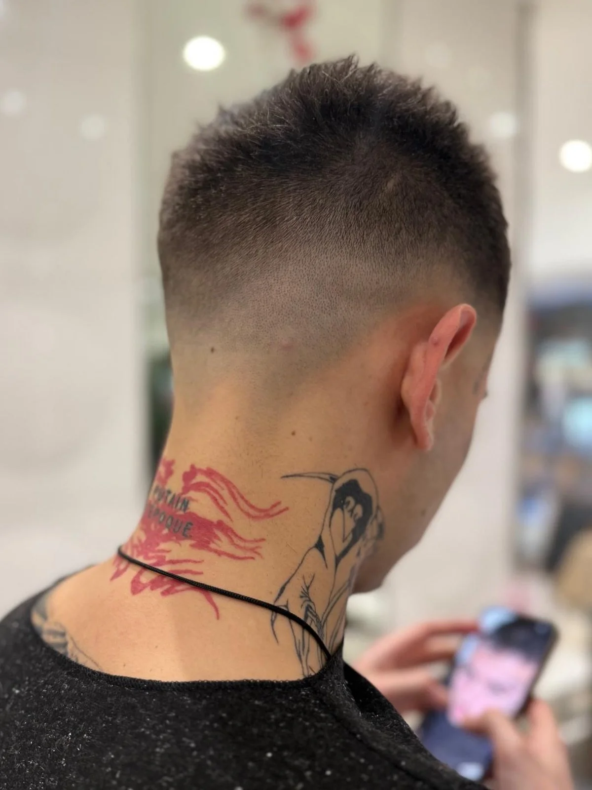 Nouveau look pour @aslo.wav, notre &eacute;g&eacute;rie masculine🎸Un super travail sign&eacute; Gok

🎄Nos horaires de f&ecirc;tes : 

&rarr; Vendredi 26 et samedi 27.12 : 10h - 18h
&rarr; Mardi 30.12 : 10h - 19h
&rarr; Mercredi 31.12 : 09h - 17h 
&