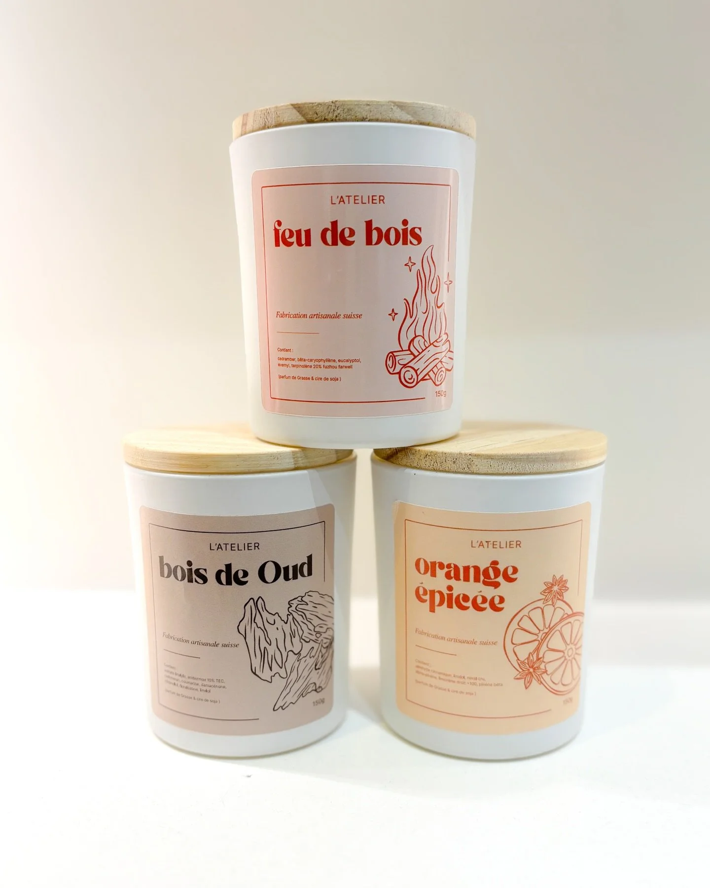 Nous avons le plaisir de vous proposer les bougies artisanales de la marque @__latelier___ , disponibles d&egrave;s maintenant dans notre salon.

Quatre parfums pour accompagner la saison : Bois de Oud, Feu de bois, Sapin de No&euml;l et Orange &eacu