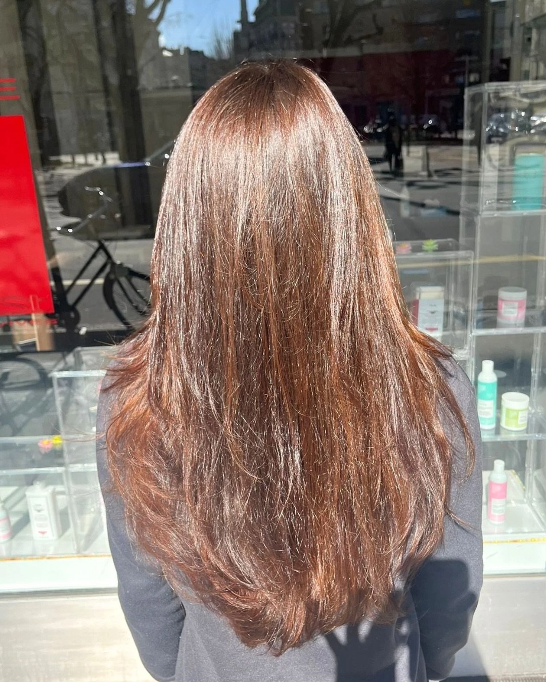 Avant/apr&egrave;s 

Magnifique balayage chaud pour apporter de la lumi&egrave;re et un effet nature, coupe d&eacute;grad&eacute;e et l&eacute;ger brushing 

Travail r&eacute;alis&eacute; par Elise 💫

19th Avenue coiffure 

📍Rue Fran&ccedil;ois-Ver