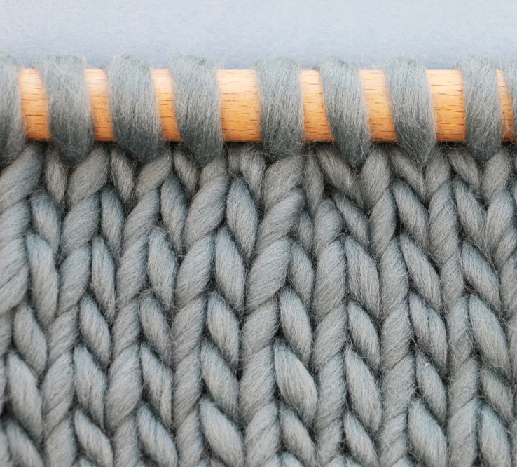Tricoter 2 mailles ensemble à l’endroit - les mailles sont inclinées vers la droite. On emploie généralement cette technique sur l’endroit du tricot.