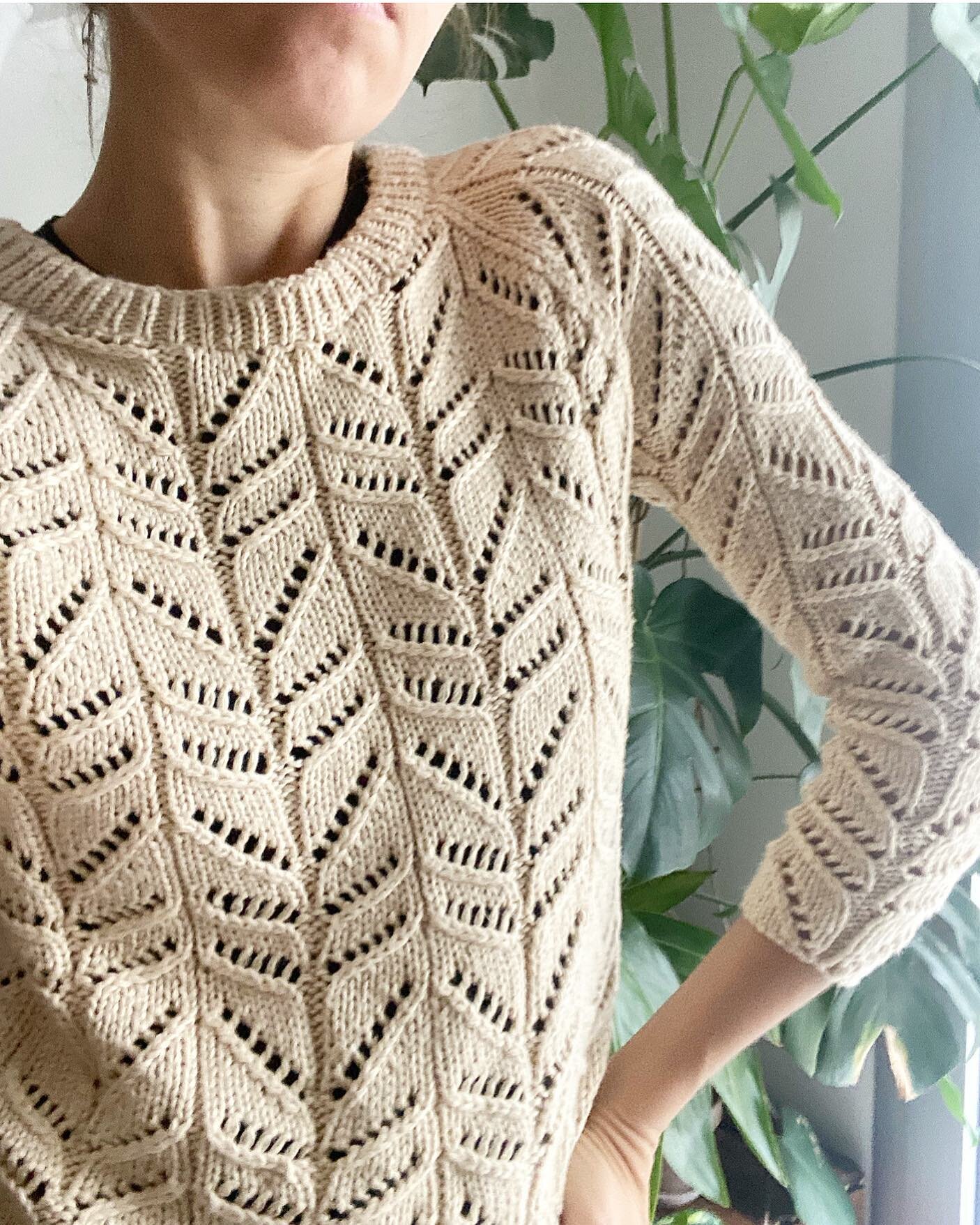 Love love love this one #ambersweater is almost ready to be tested 💘🌿
Bon weekend !
#trustthemojo #trustthemojopattern #knit #knitting #knitwear #knittersofinstagram #katiayarns #laceknitting #contemporaryknitting #tricot #jeportecequejetricote