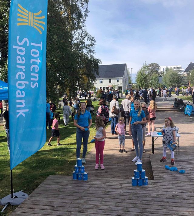 Helt på jordet er i gang i Lena sentrum! Vi står på stand og har konkurranser og premier til barna, kom gjerne innom 😁☀️#heltpåjordet #totenbanken #herfordeg