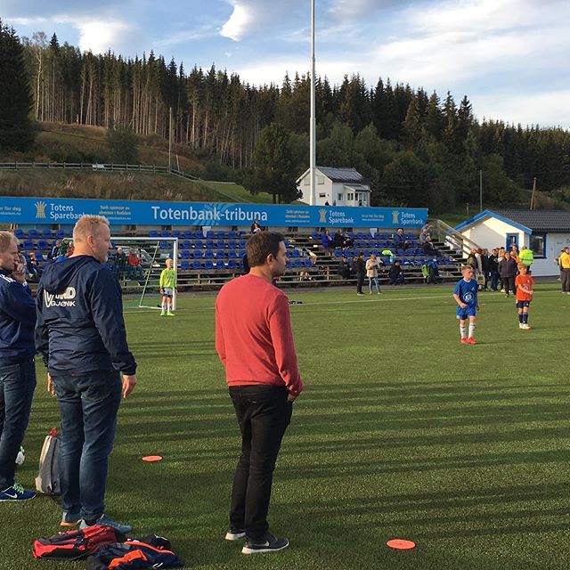 Godt over 100 fremmøtte feirer Redalen Idrettslag sin nye stadion med en fotballturnering for barna🥳 Vi stiller selvsagt opp som stolt sponsor og spanderer gratis pølser, brus, is, kaffe og kake - samt hver sin drikkeflaske til barna🌭🍰☕️😊 Vi ønsker a-laget masse lykke til i kampen mot Follebu som starter nå!💪🏻