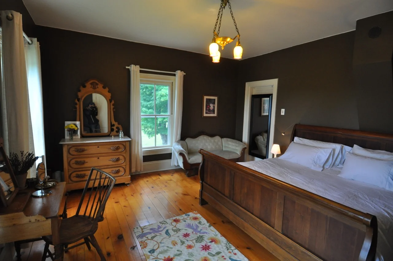 MasterbedroomKingsizeBed.jpg