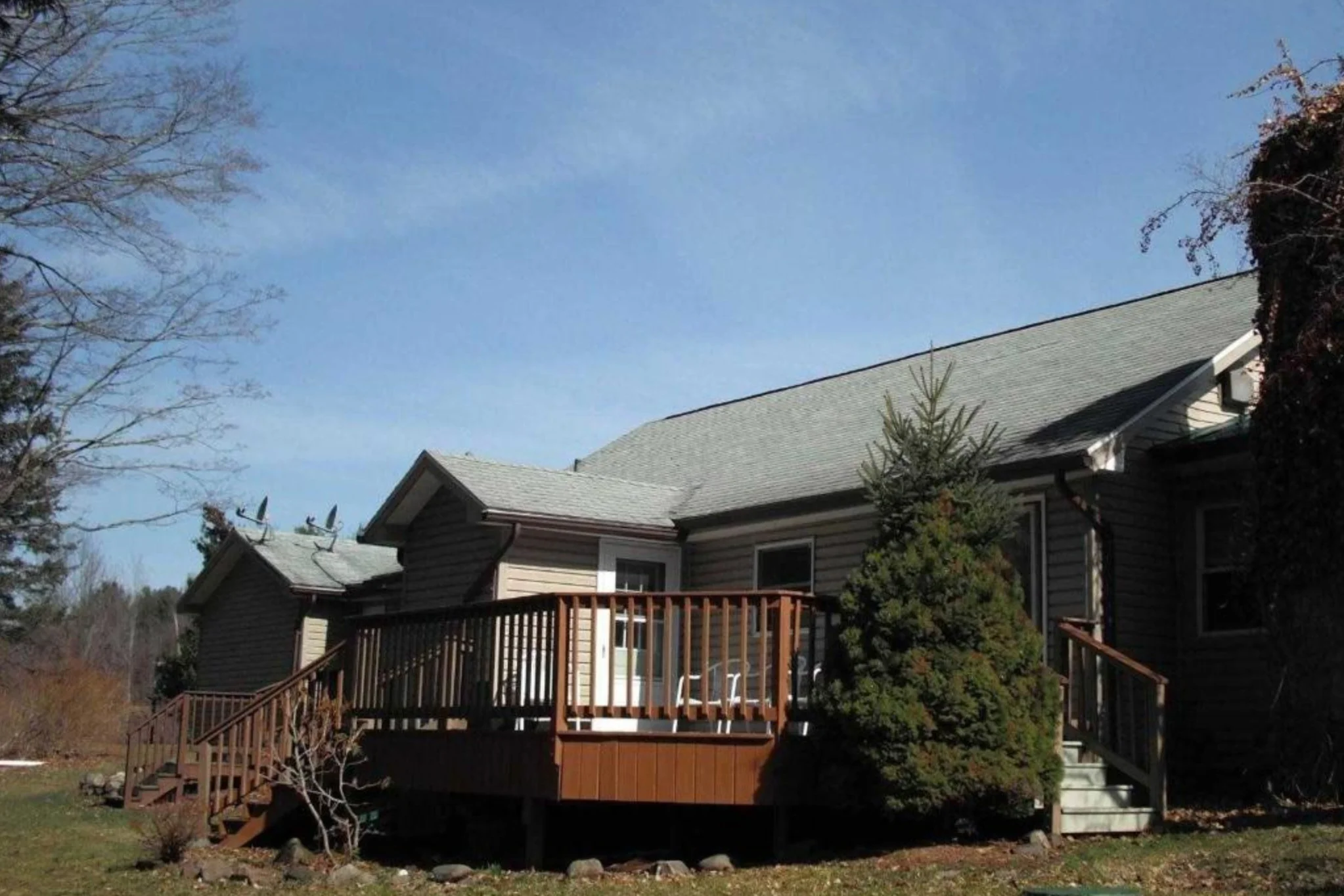 Black Bear Lodge 11985 Route 23A Lexington, NY 12452 (518) 989-6582 Click here to book room. Distance: 23.5 miles / 30 minutes Capacity: 20 people