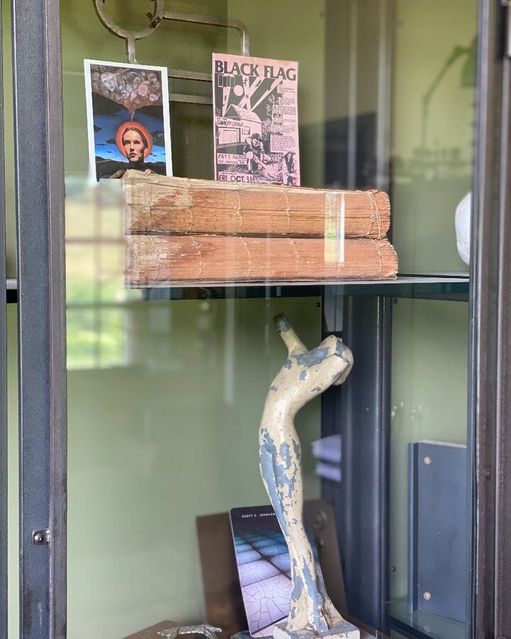 Office vibes................

#argosydesigns #argosynorth #argosyproductdivision #officevignette #blackflag #raymondpettion #flyers #inspiration #britisharmygreen #oldbooks #sculpture #postcards #samples